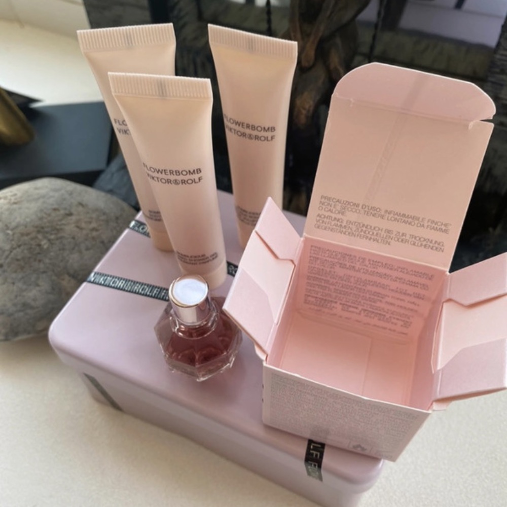 Viktor & Rolf Flowerbomb Deluxe bombilicious Perfume Set - Picture 8 of 8
